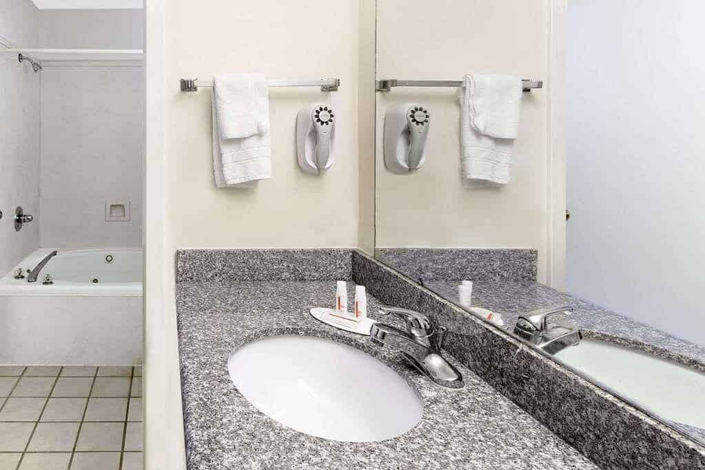 Super 8 by Wyndham Ocean Springs Biloxi has jacuzzi suites