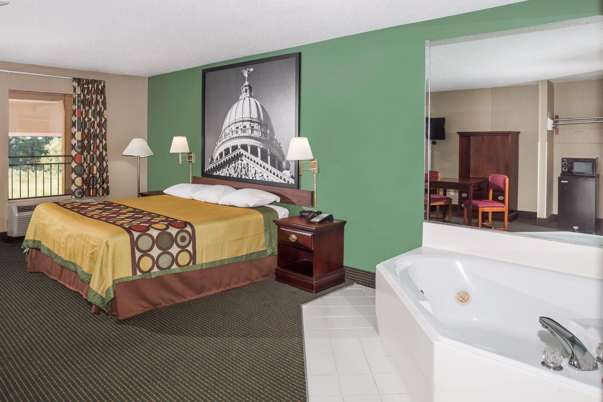 Super 8 by Wyndham Pearl/Jackson/East has jacuzzi suites