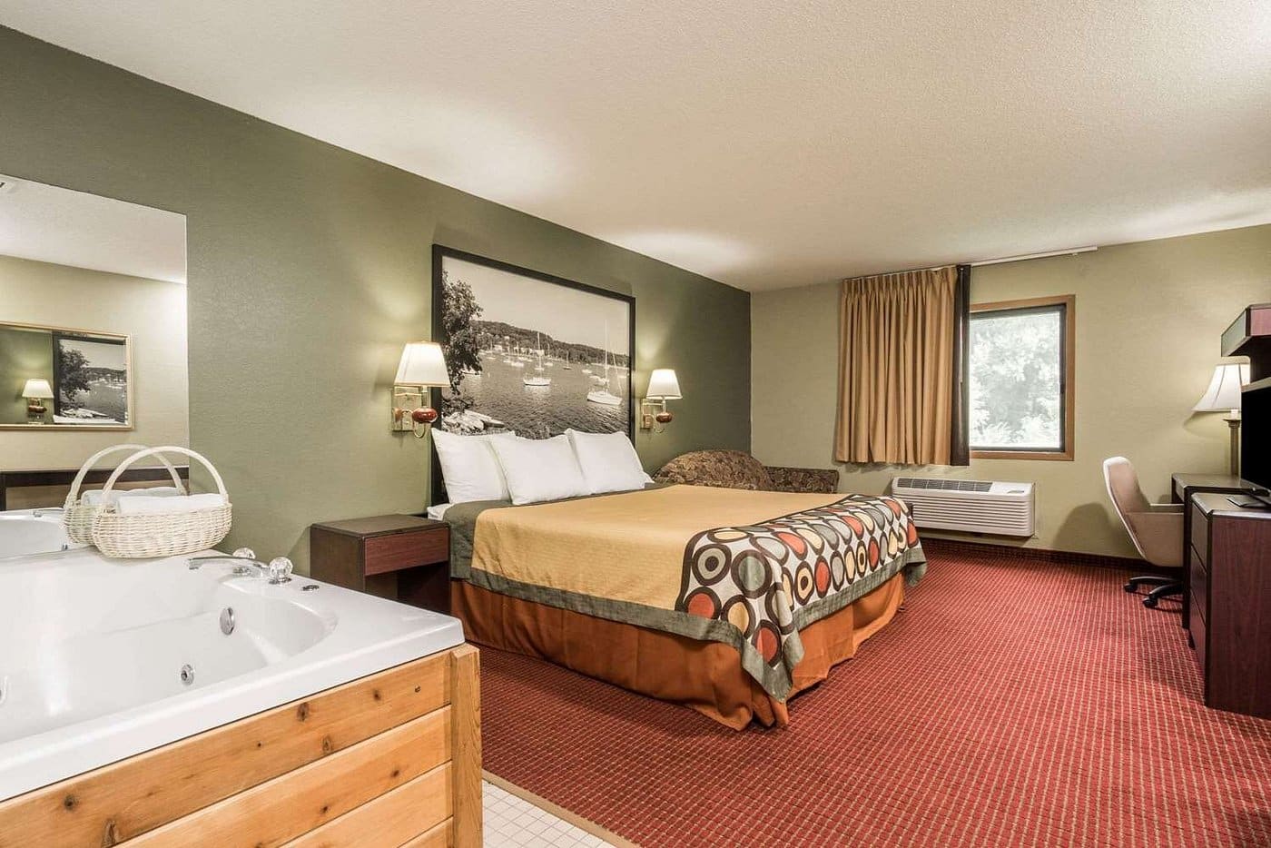Super 8 by Wyndham Red Wing has jacuzzi suites