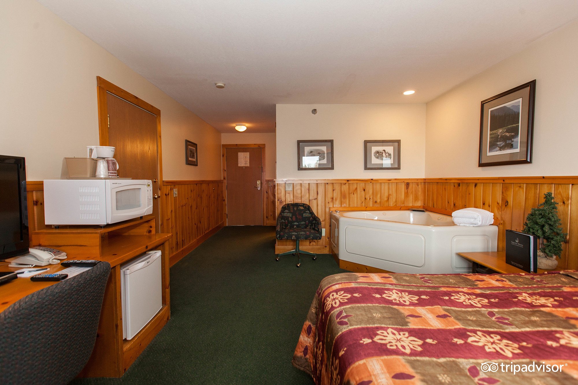 Superior Shores Resort has jacuzzi suites