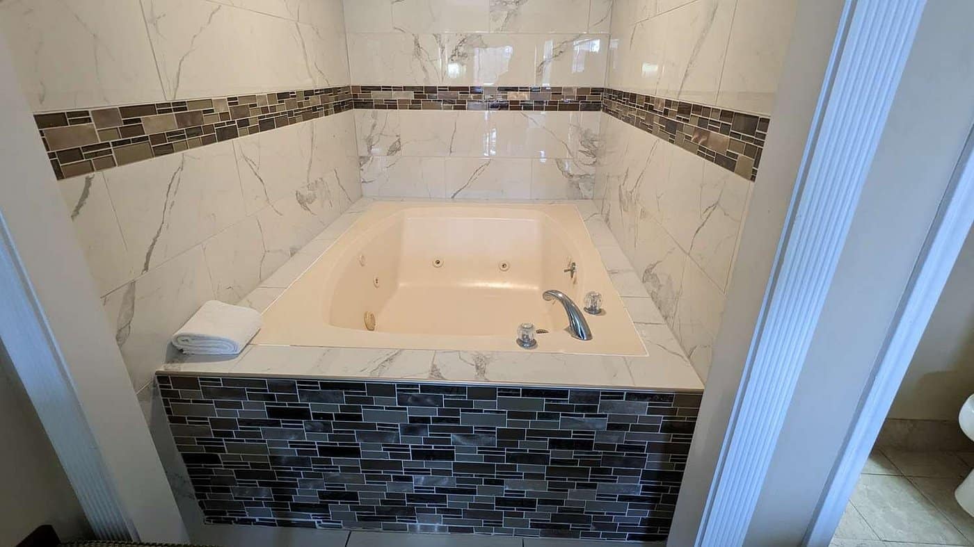 SureStay By Best Western Meridian has jacuzzi suites