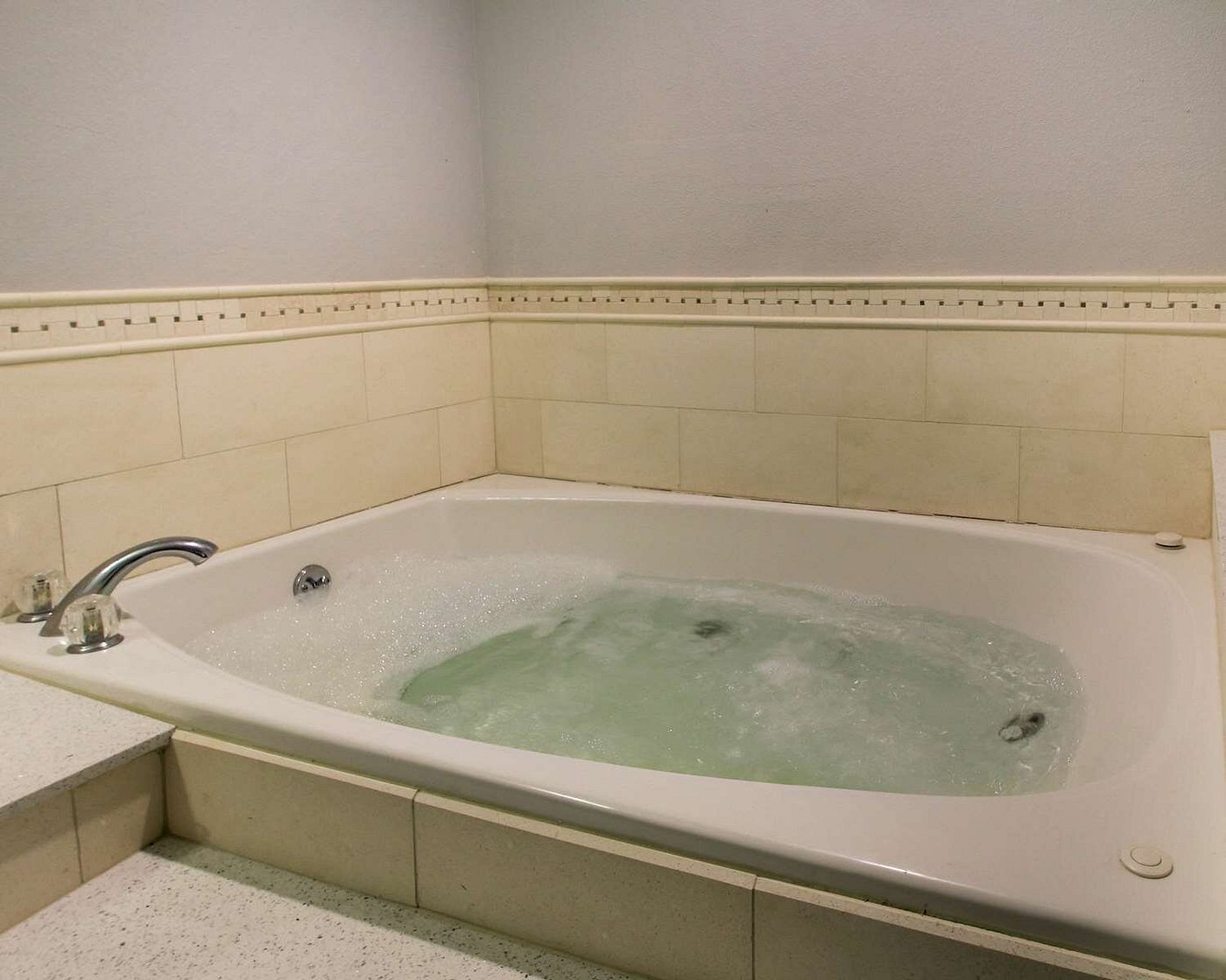 SureStay By Best Western Richland has jacuzzi suites