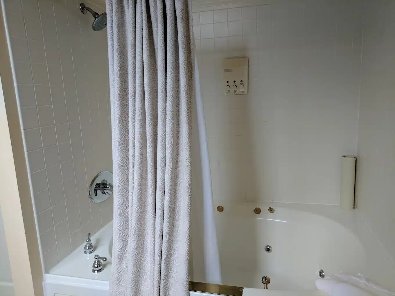 Swift House Inn has jacuzzi suites