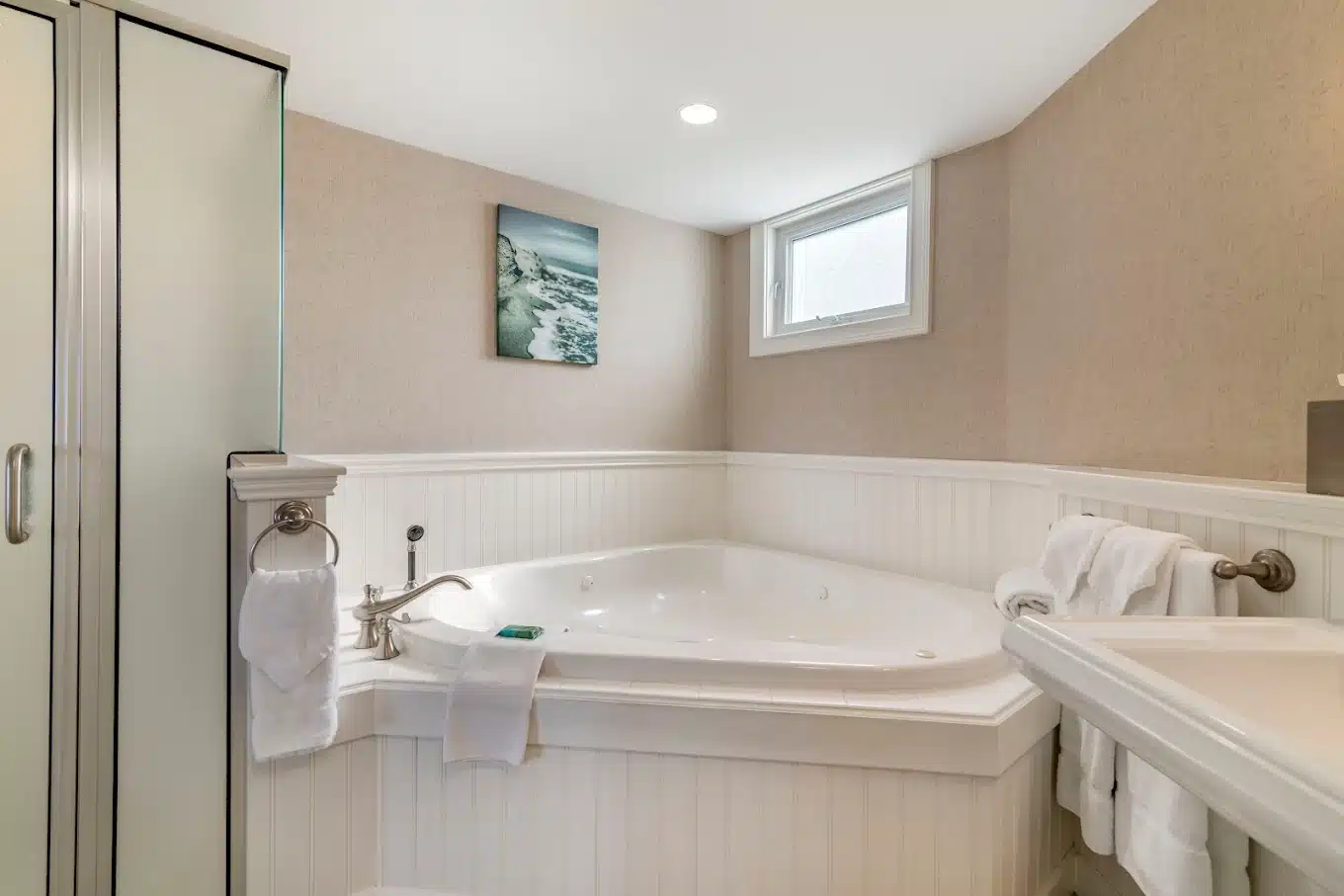 The Anchorage By The Sea has jacuzzi suites