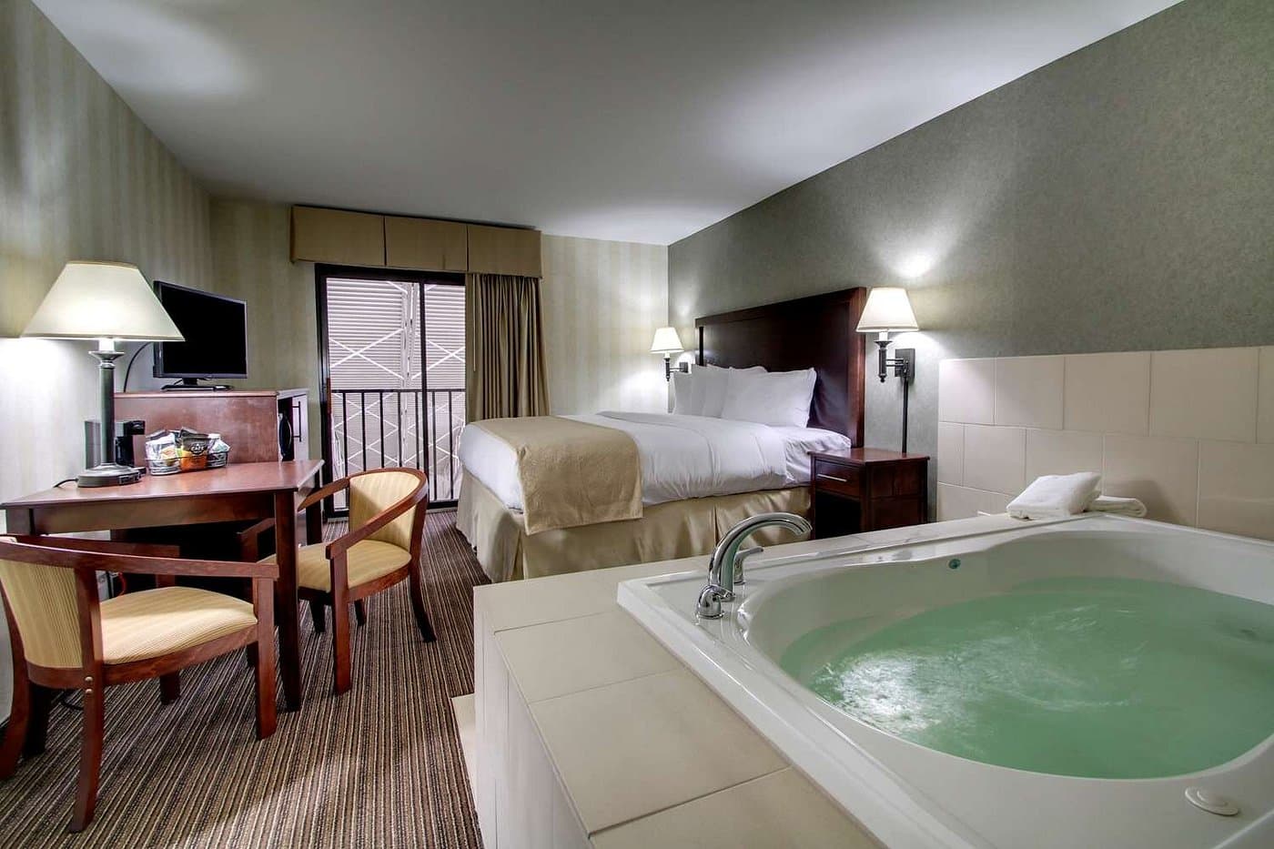 The Atrium Hotel on Third has jacuzzi suites