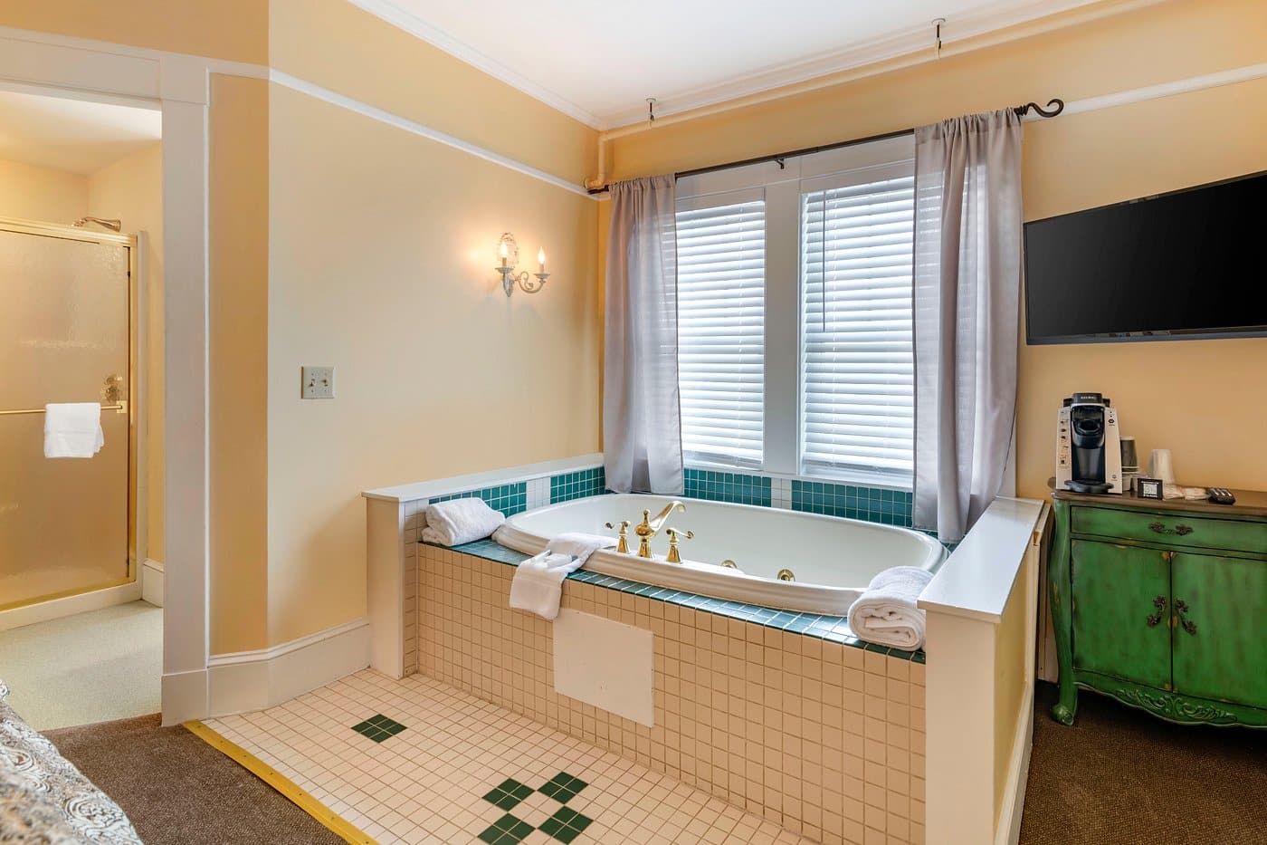 The Bethel Resort & Suites has jacuzzi suites