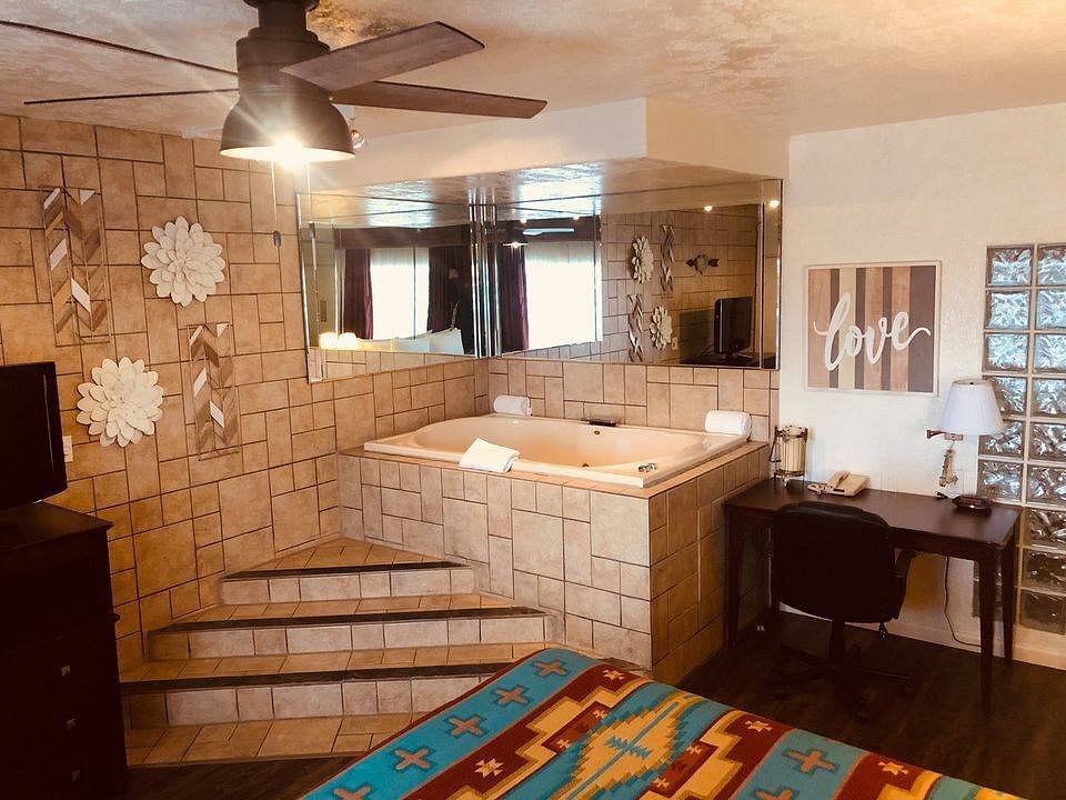 The Classic Desert Aire Hotel has jacuzzi suites