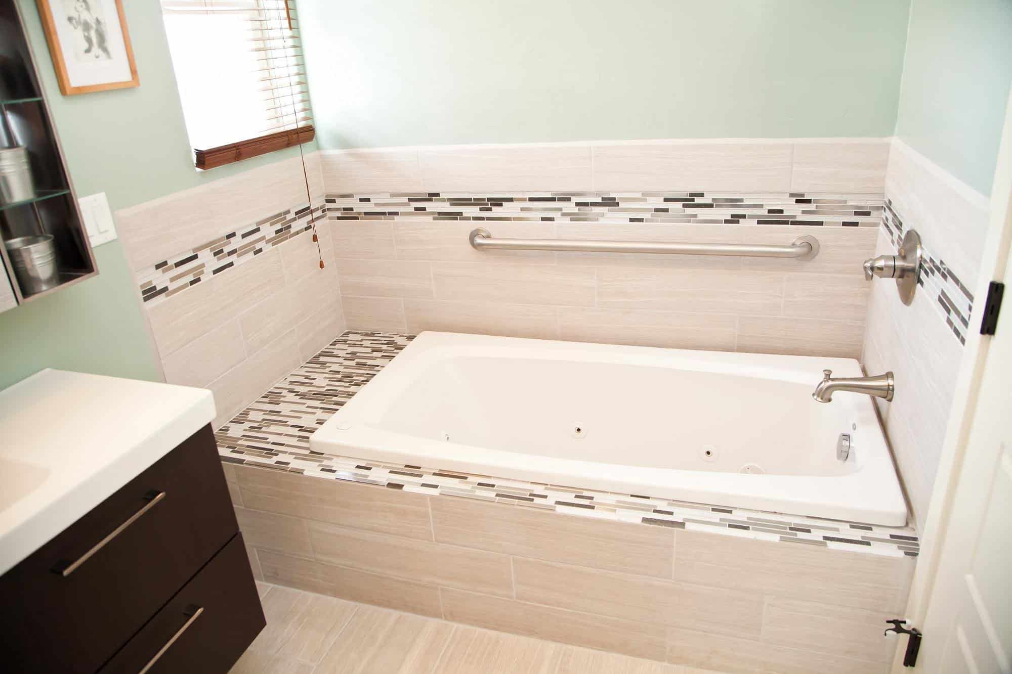 The Flagstone Boutique Inn & Suites has jacuzzi suites