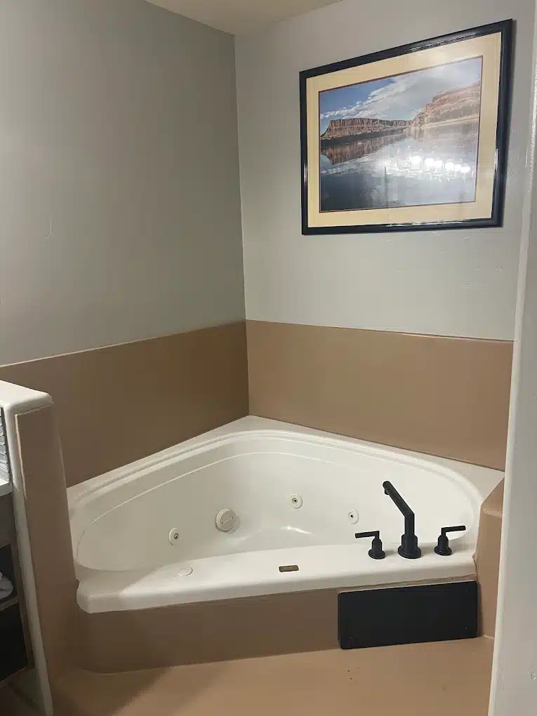 The Gonzo Inn has jacuzzi suites