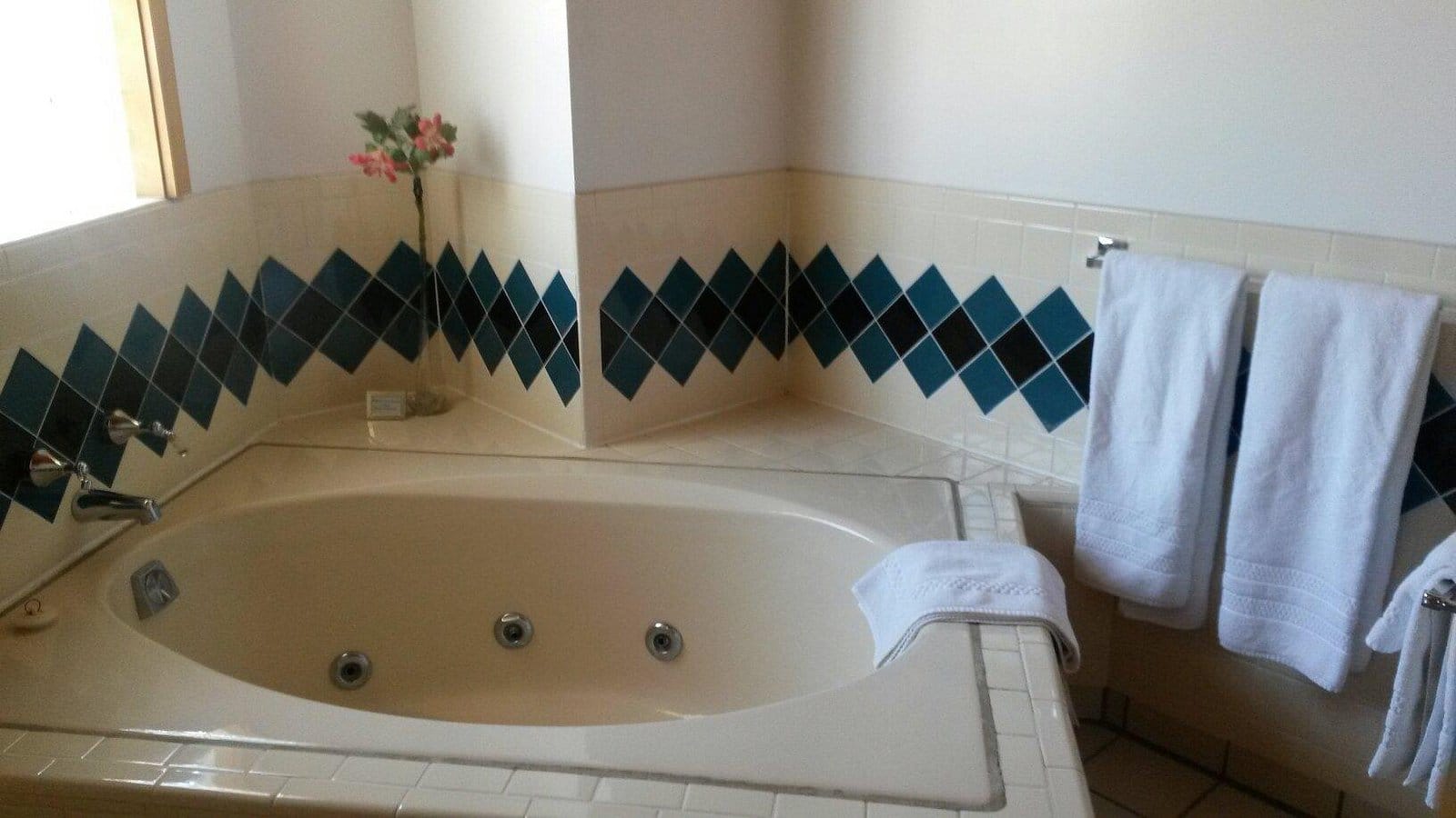 The Guadalupe Inn has jacuzzi suites