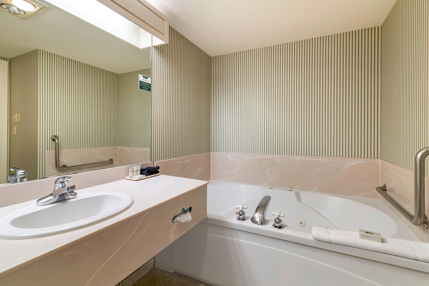 The Harraseeket Inn and Event House has jacuzzi suites