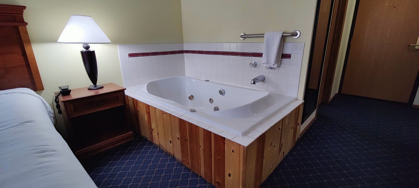 The Hotel Bemidji has jacuzzi suites"