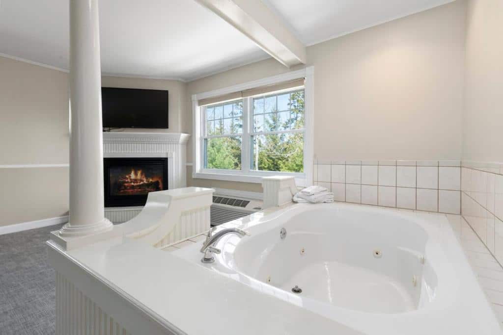 The Inn at Ocean’s Edge has jacuzzi suites