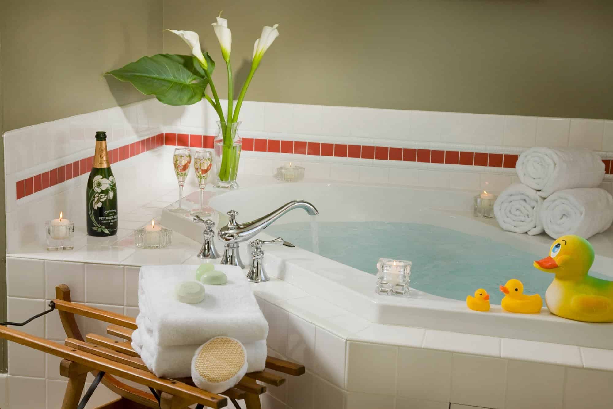 The Inn at Ormsby Hill has jacuzzi suites