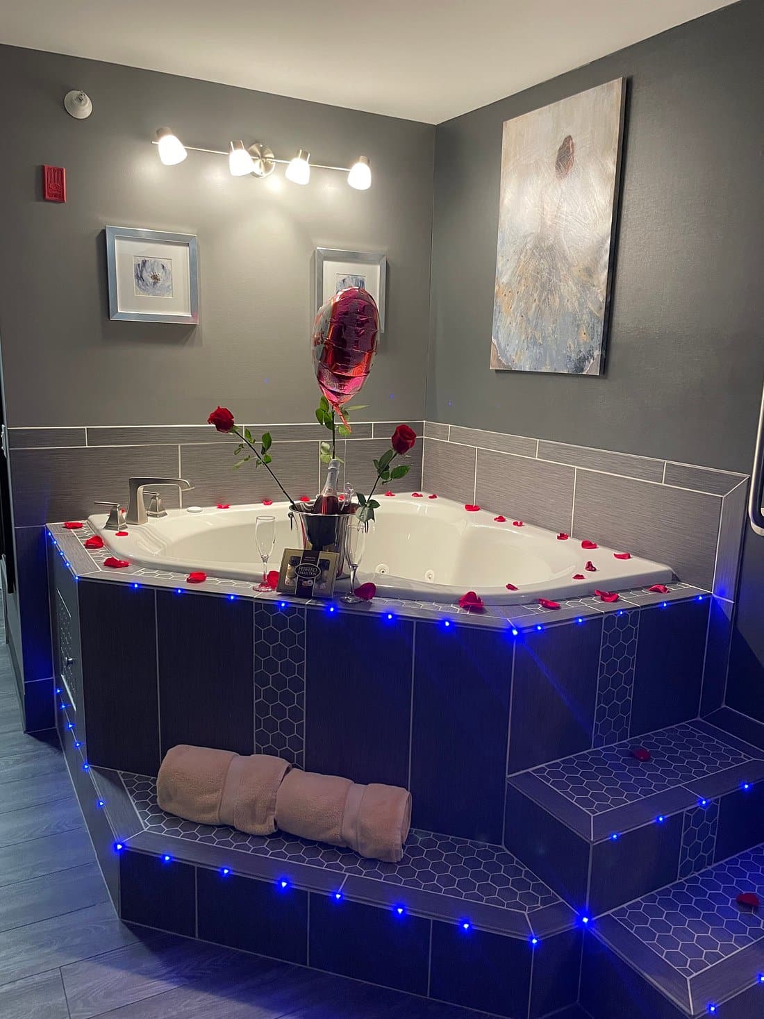 The Inn on Sheridan has jacuzzi suites