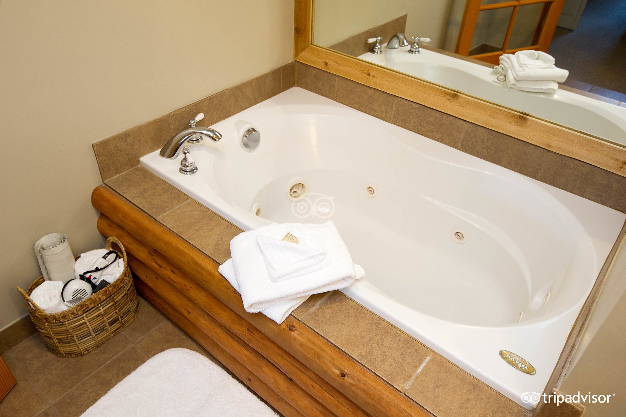 The Lodge at Riverside has jacuzzi suites