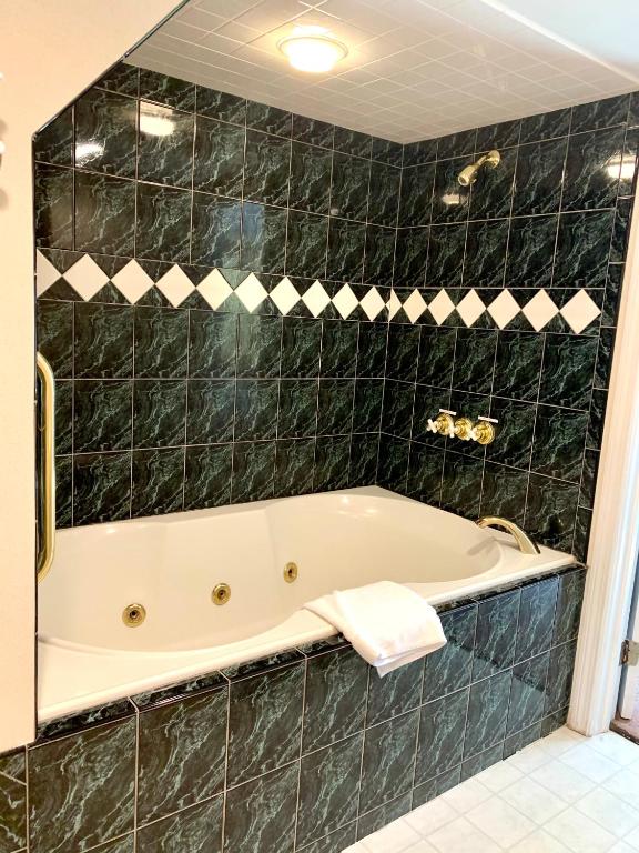 The Nutmeg Vermont has jacuzzi suites