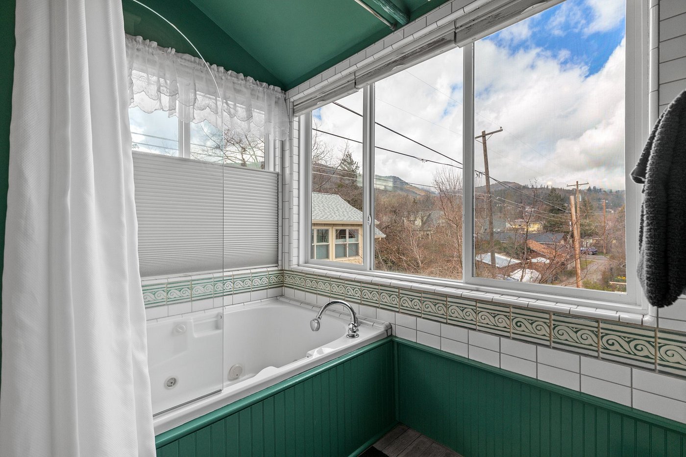 The Peerless Hotel has jacuzzi suites