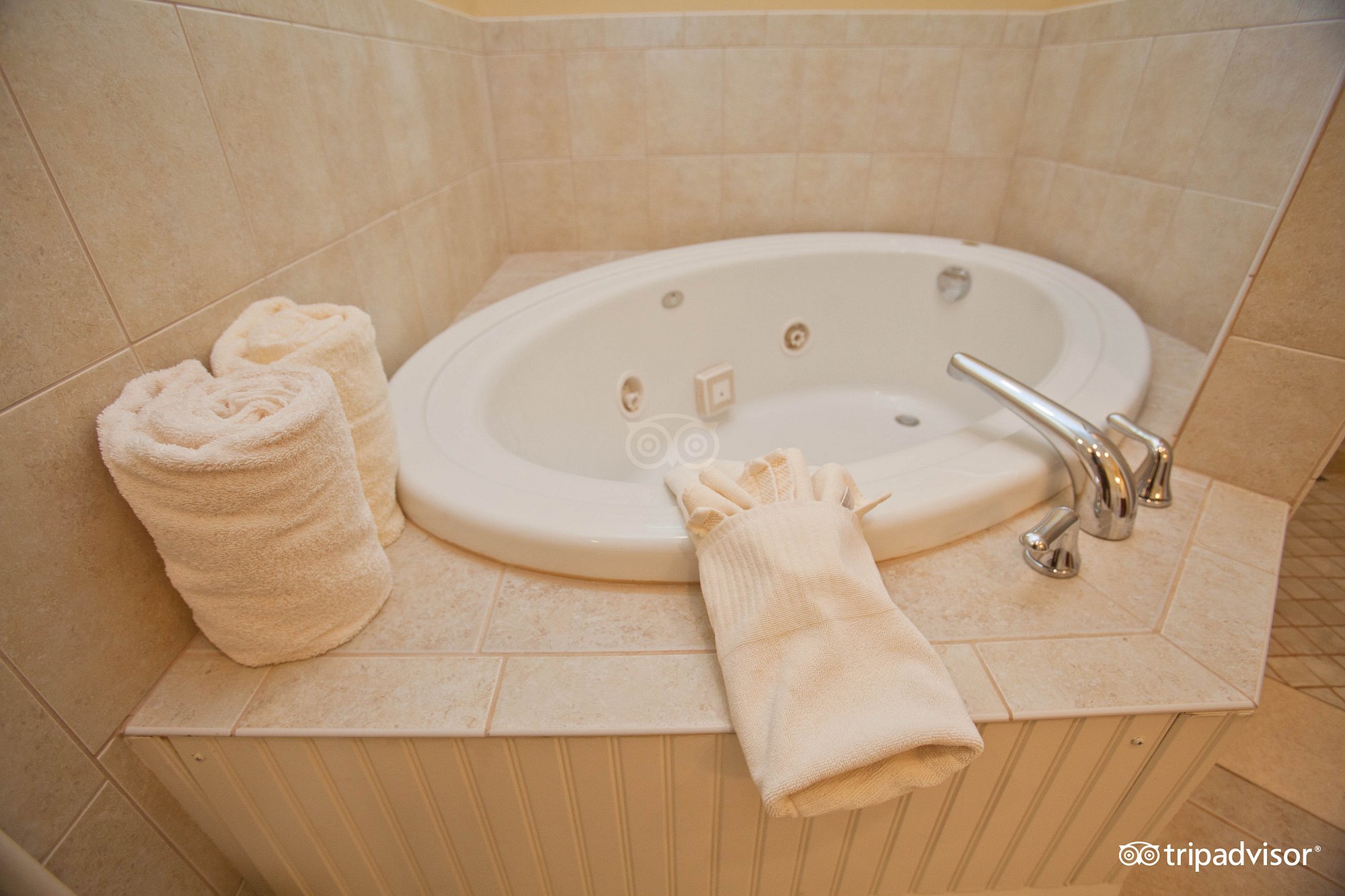 The Pointe at Castle Hill Resort & Spa has jacuzzi suites