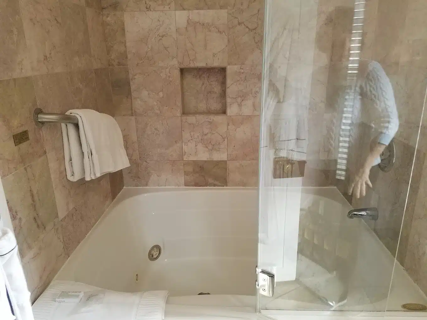 The Reluctant Panther Inn & Restaurant has jacuzzi suites