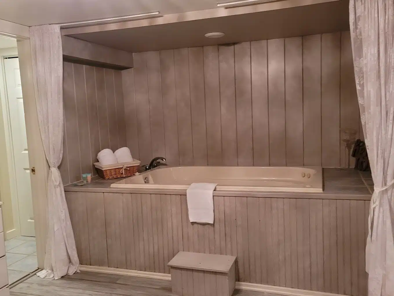 The Vermont Inn has jacuzzi suites