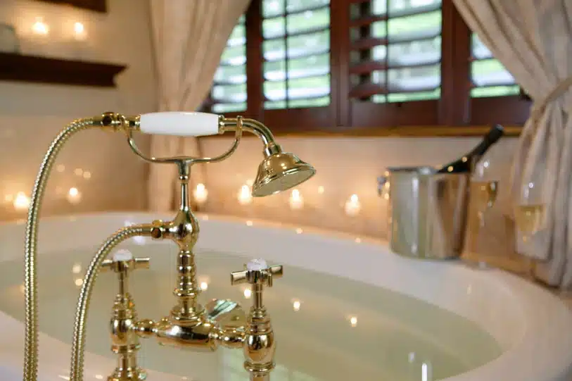 The Village Inn of Woodstock has jacuzzi suites