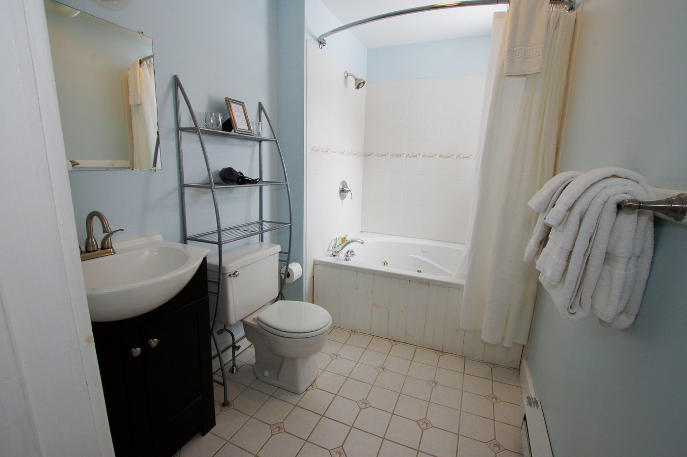 The Wilmington Inn has jacuzzi suites