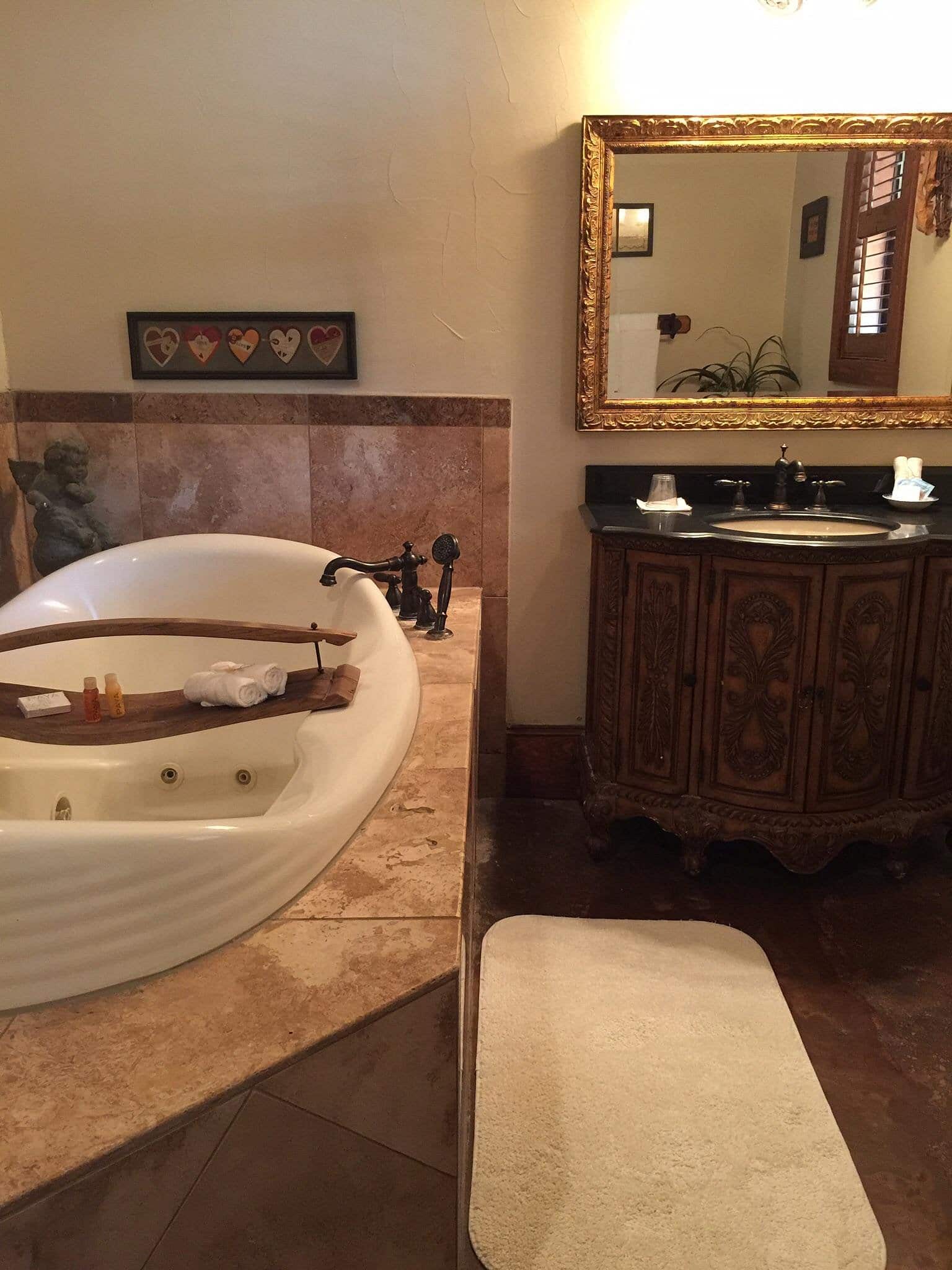 The Winchester Lodge has jacuzzi suites