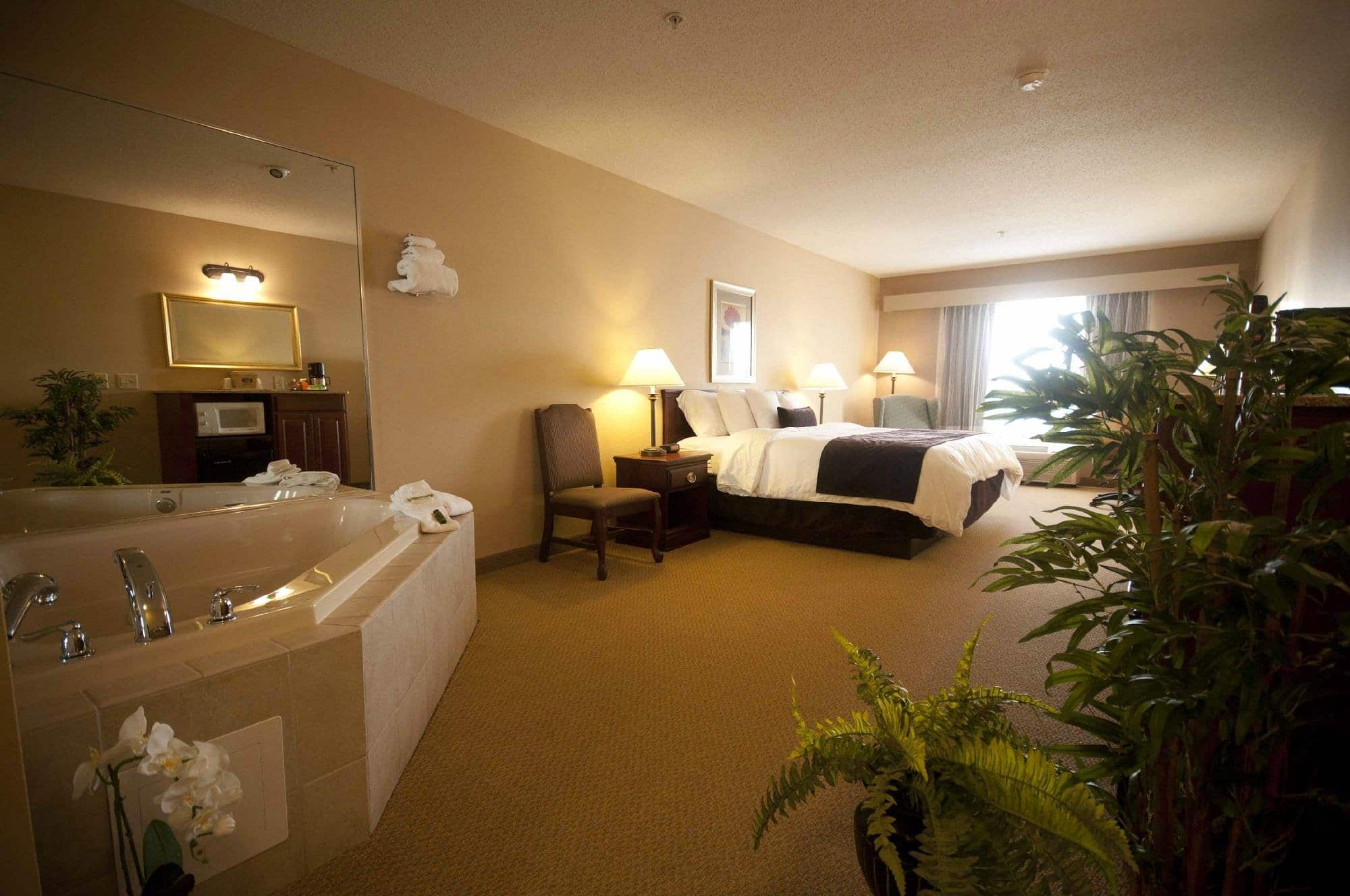 Town & Country Inn and Suites Quincy has jacuzzi suites