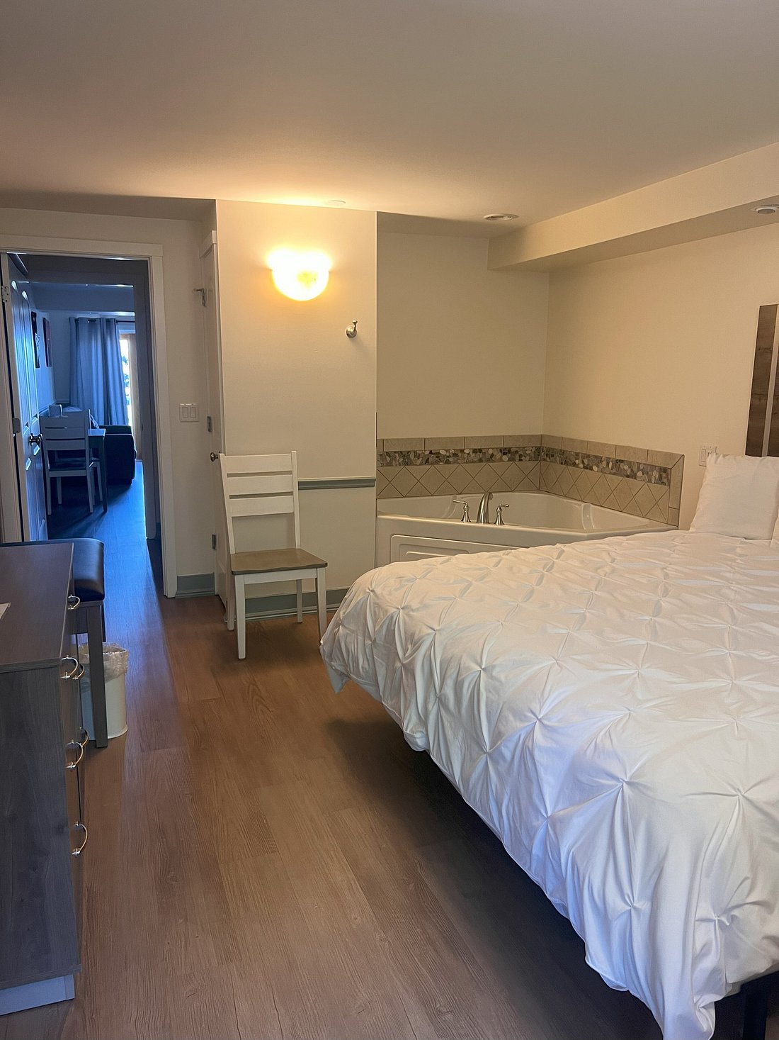 Trade Winds On The Bay has jacuzzi suites