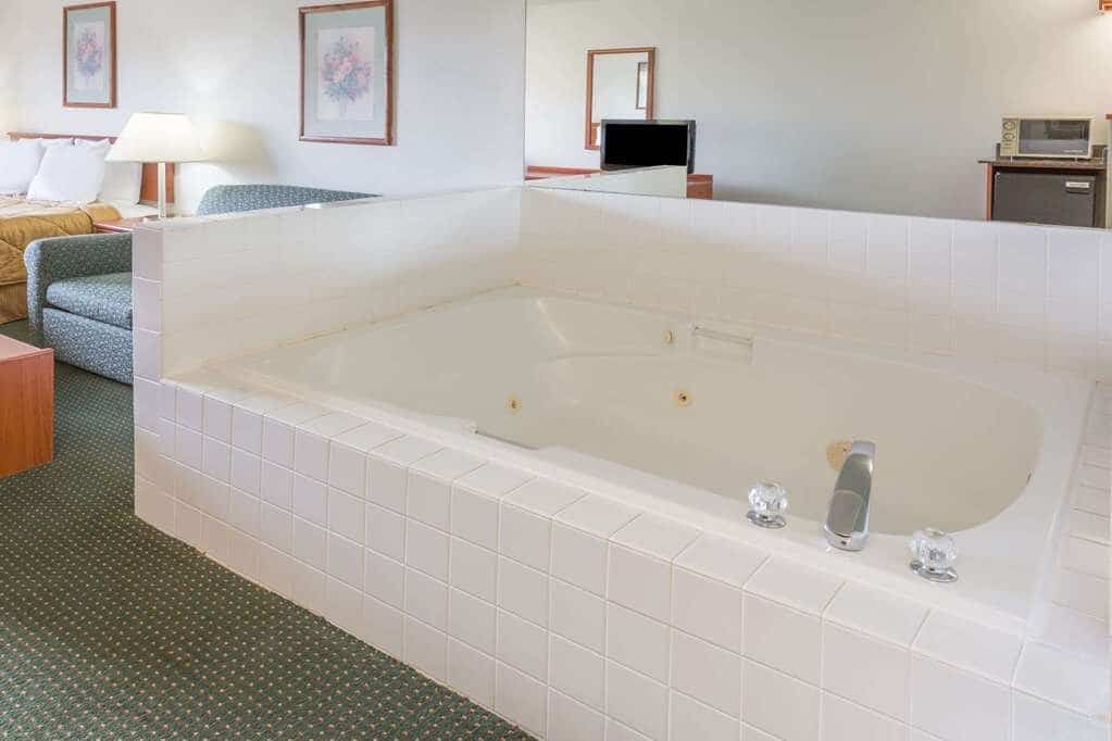 Travelodge By Wyndham Newberg has jacuzzi suites