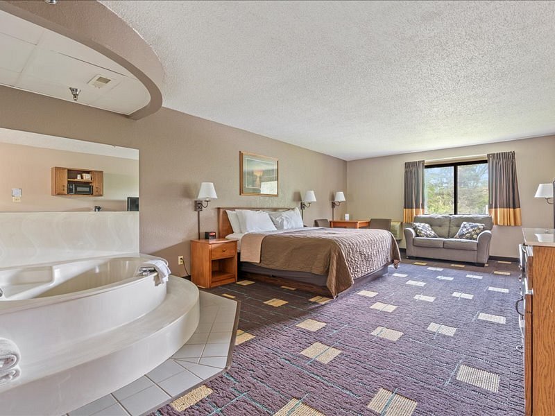 Walker Hotel has jacuzzi suites