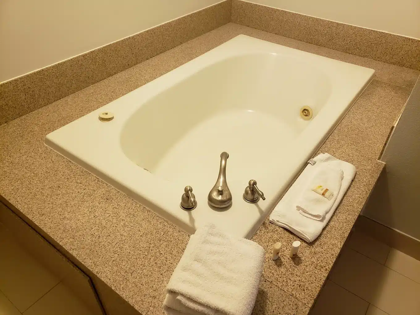 West Valley Inn has jacuzzi suites