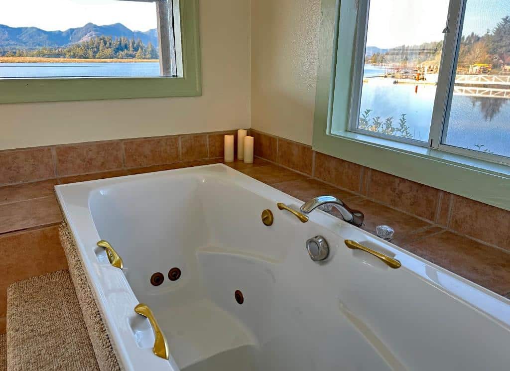Wheeler on the Bay Lodge has jacuzzi suites