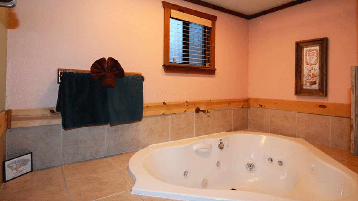 Whispering Pine Cabins has jacuzzi suites