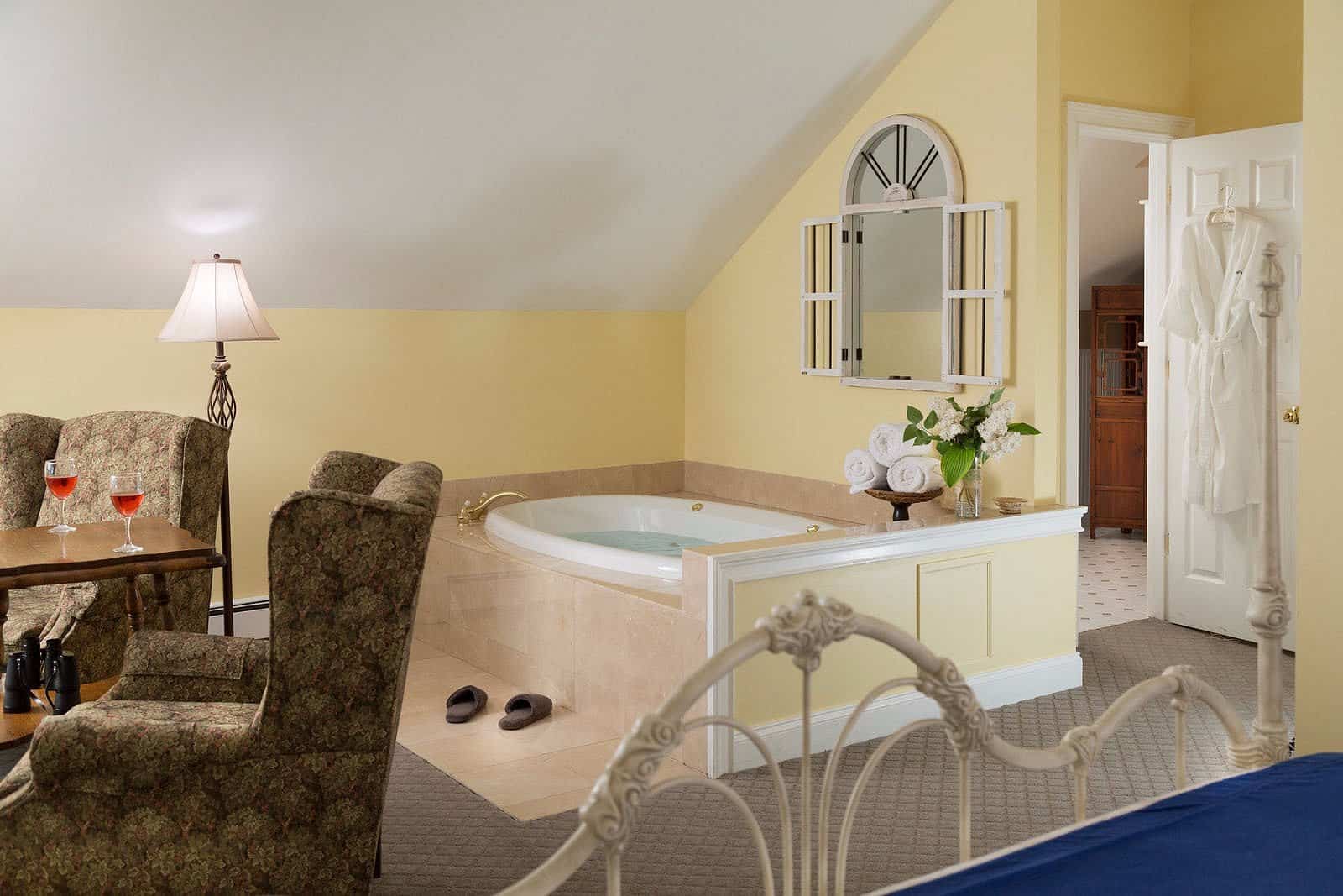 Wolf Cove Inn has jacuzzi suites