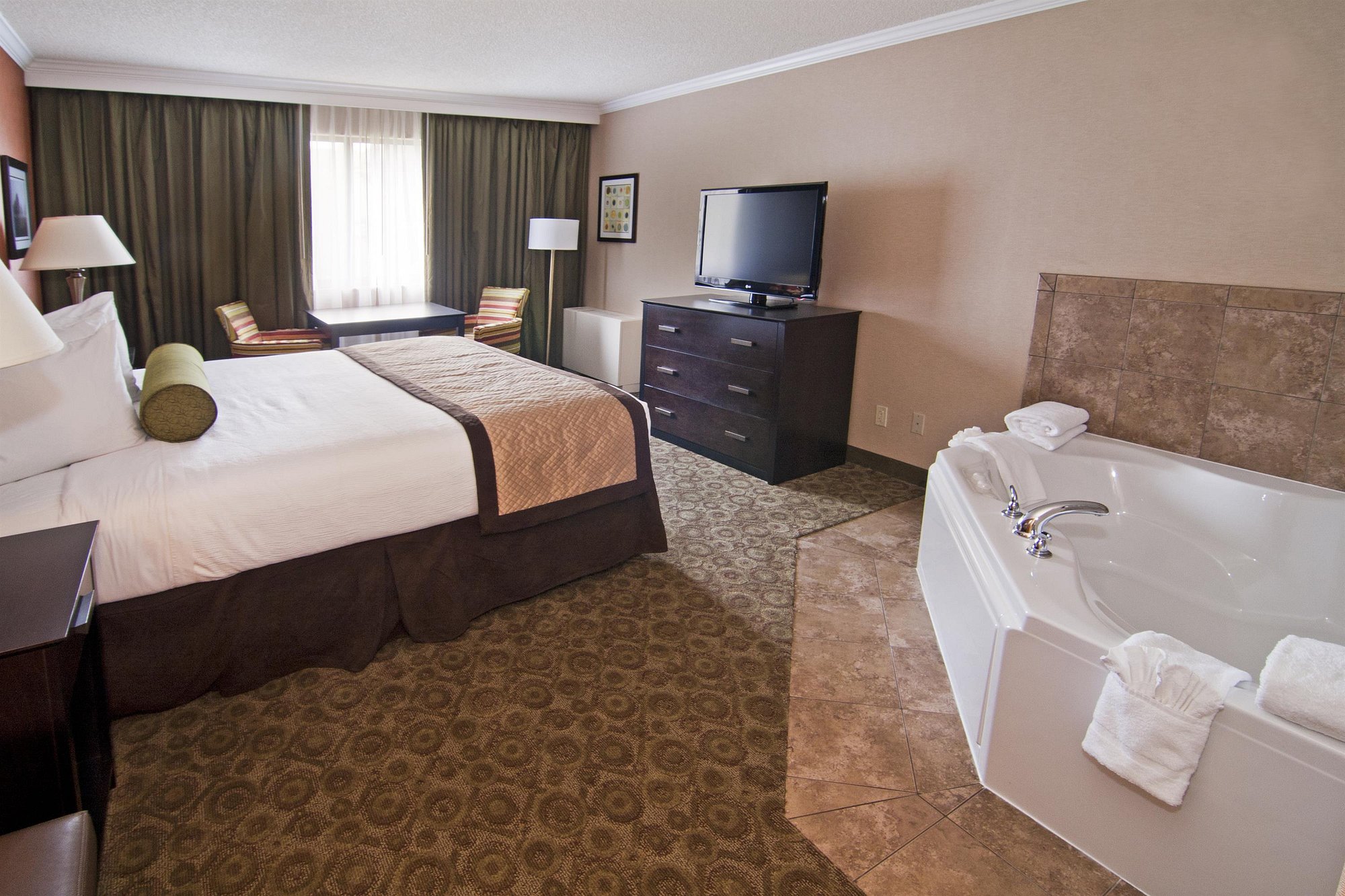 Wyndham Minneapolis South/Burnsville has jacuzzi suites