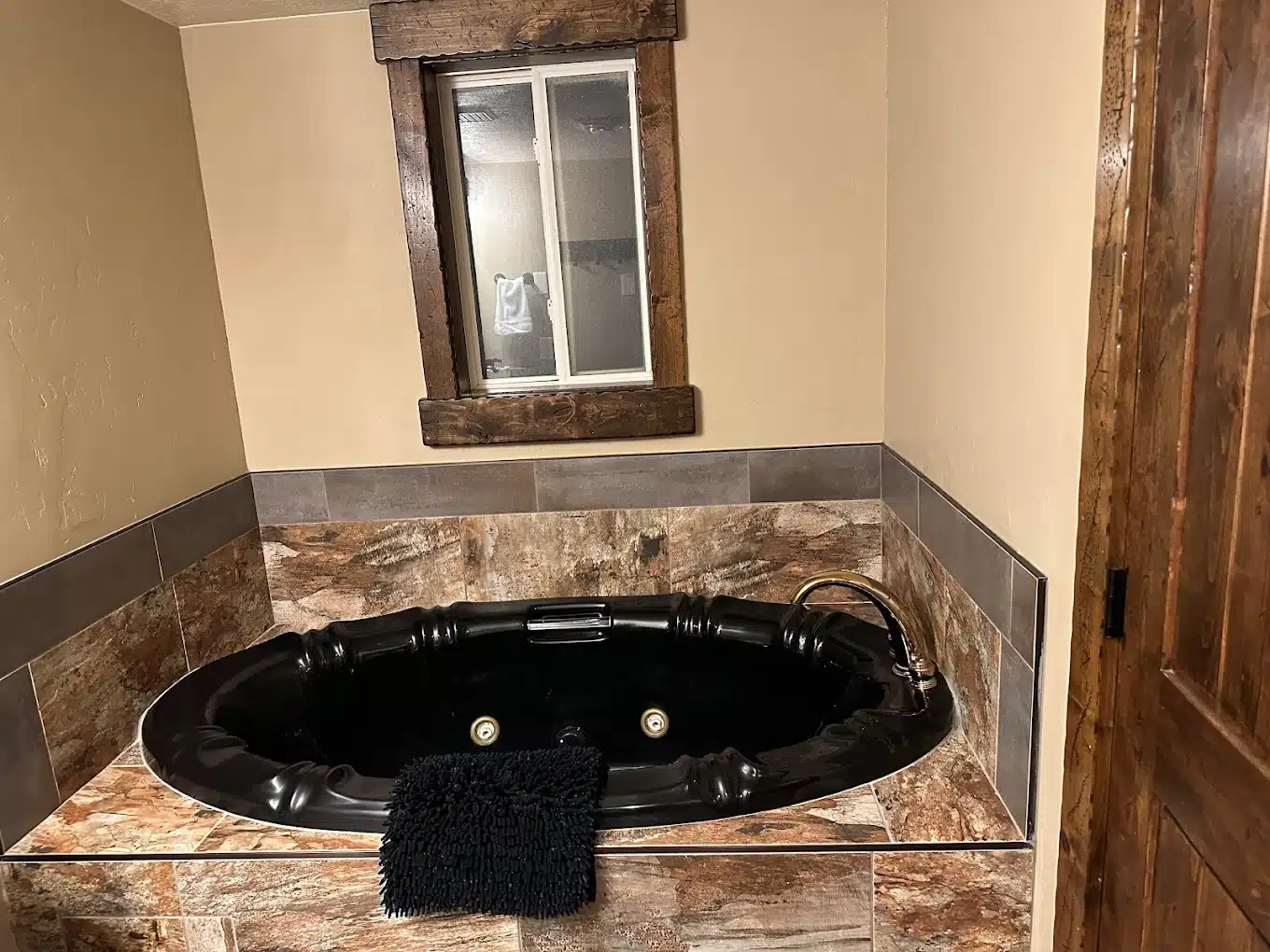 Zion Cliff Lodge has jacuzzi suites