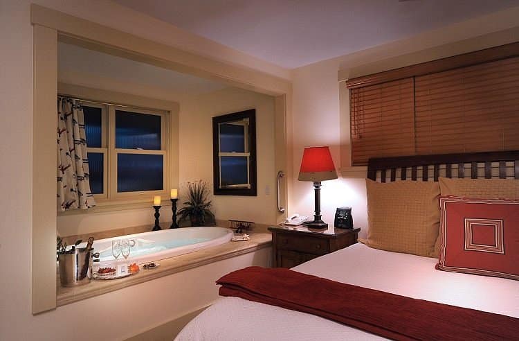 1906 Lodge has jacuzzi suites