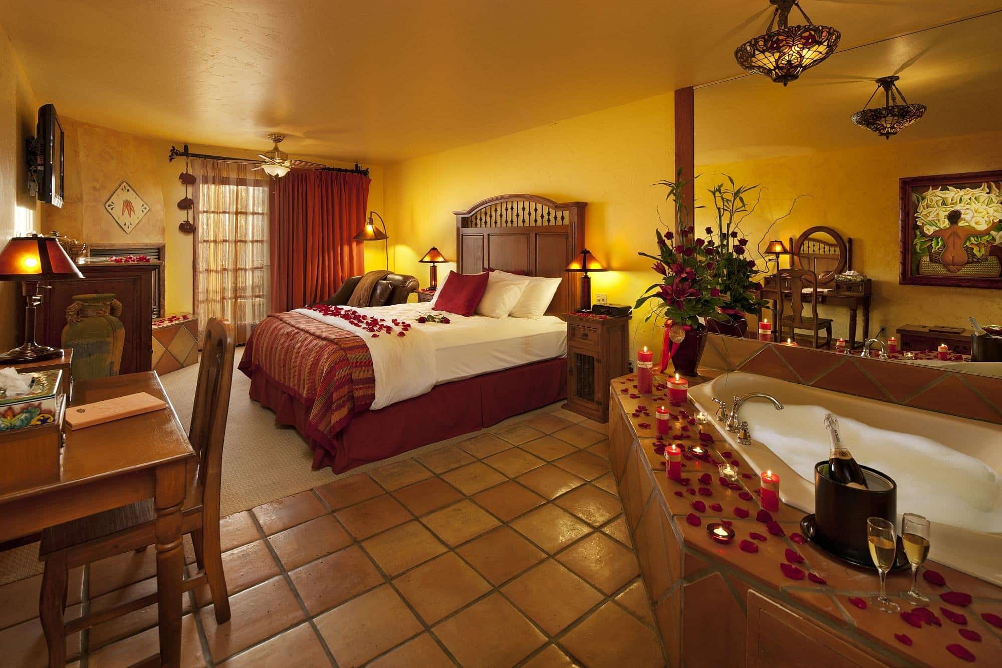 Avila La Fonda Hotel has jacuzzi suites