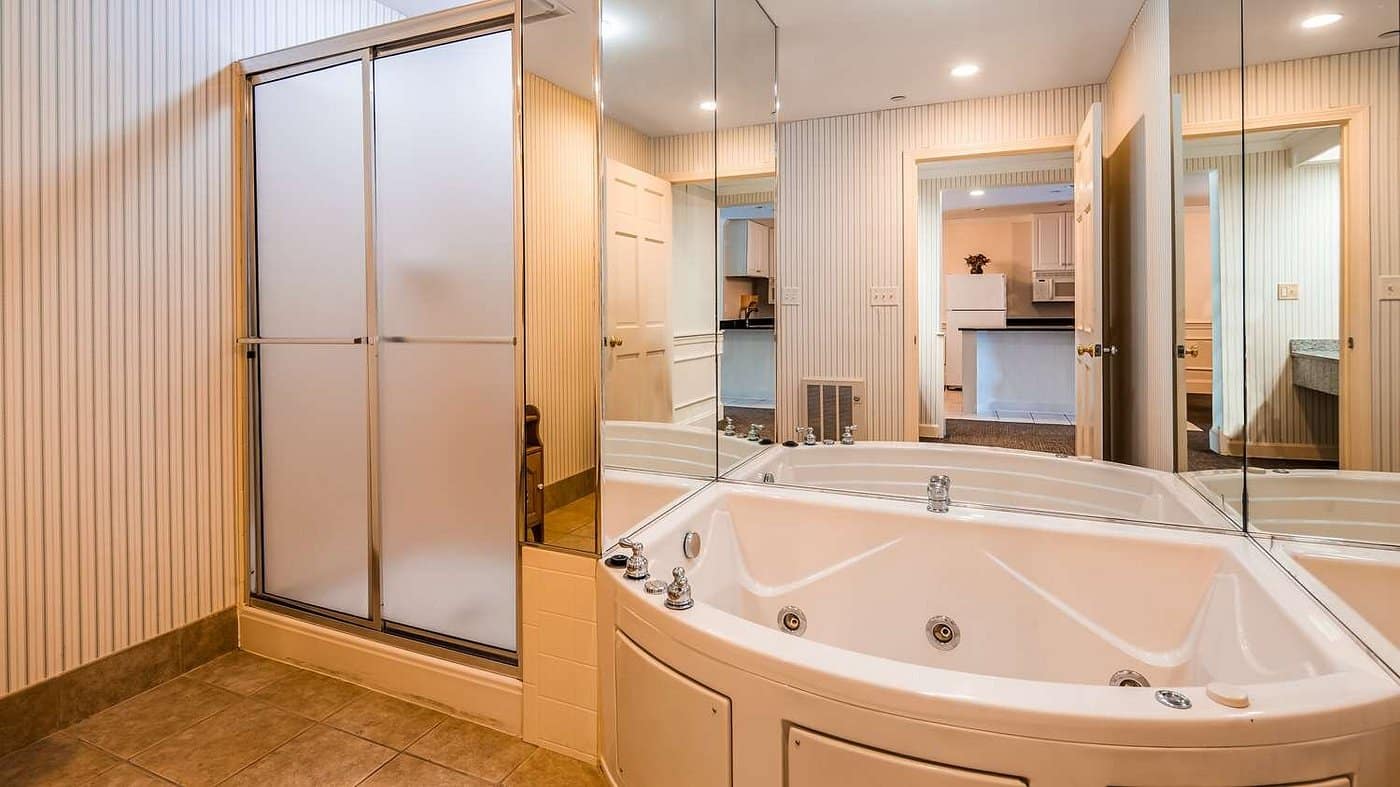 Best Western Adams Inn Quincy-Boston has jacuzzi suites