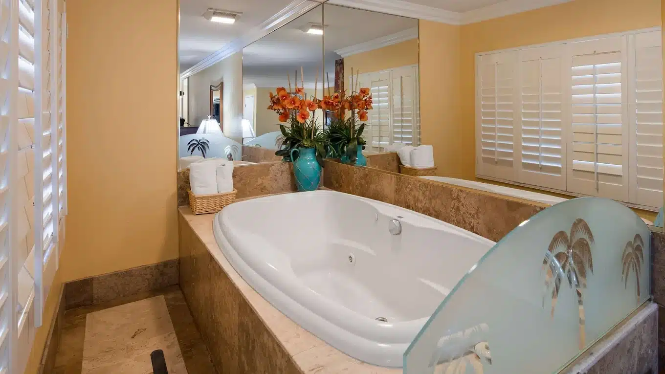 Best Western Harbour Inn & Suites- Sunset Beach has jacuzzi suites