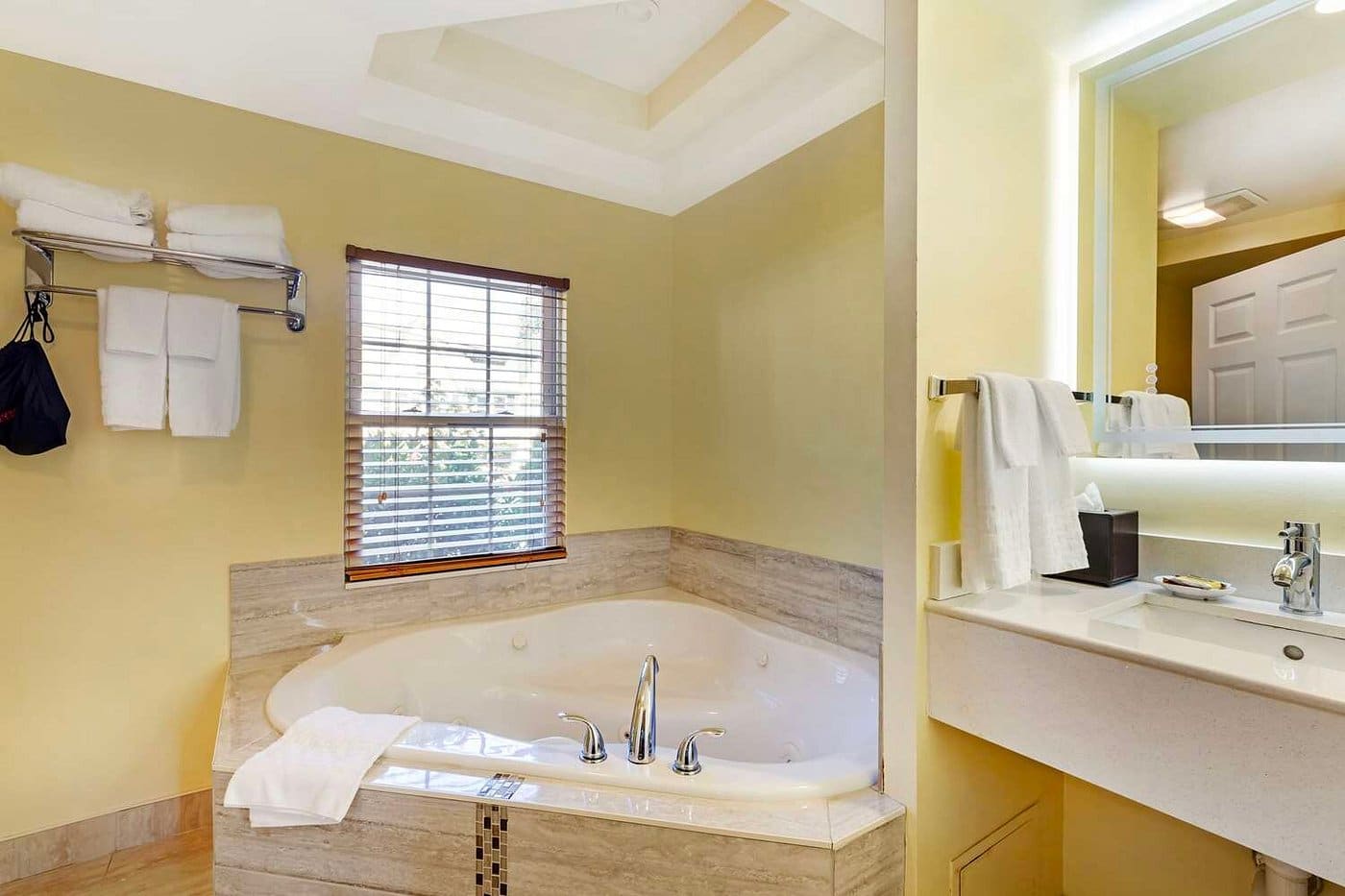Best Western Plus Cold Spring has jacuzzi suites