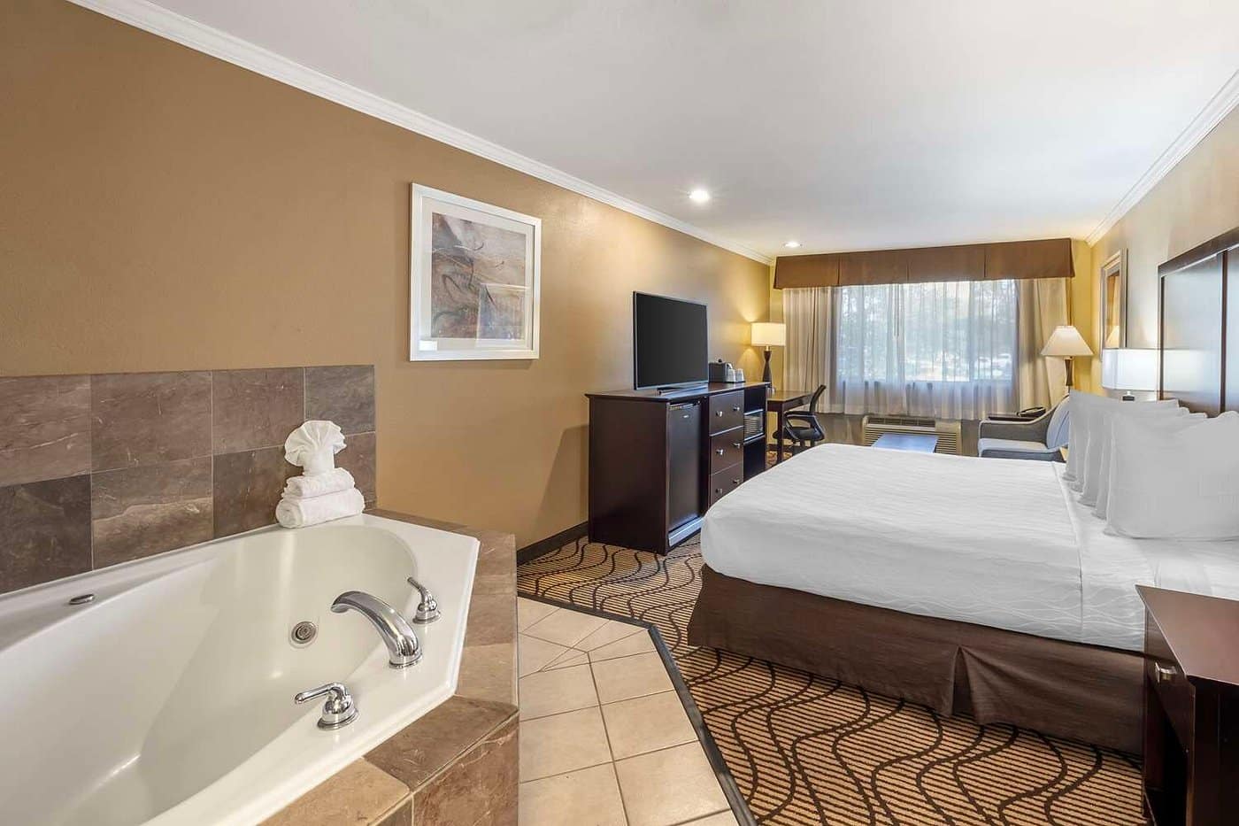 Best Western Plus Orchid Hotel & Suites has jacuzzi suites