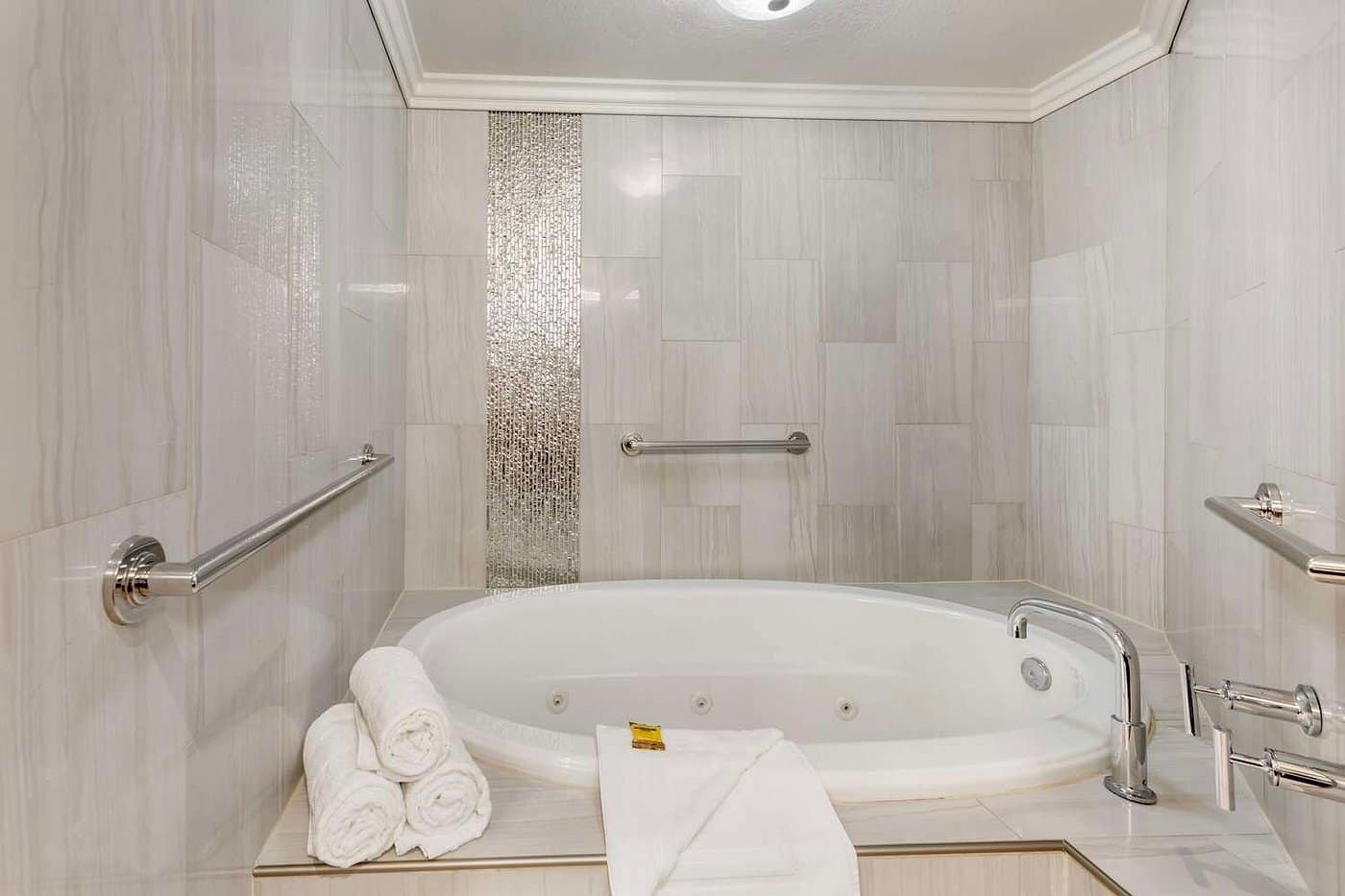 Best Western Plus Redondo Beach Inn has jacuzzi suites
