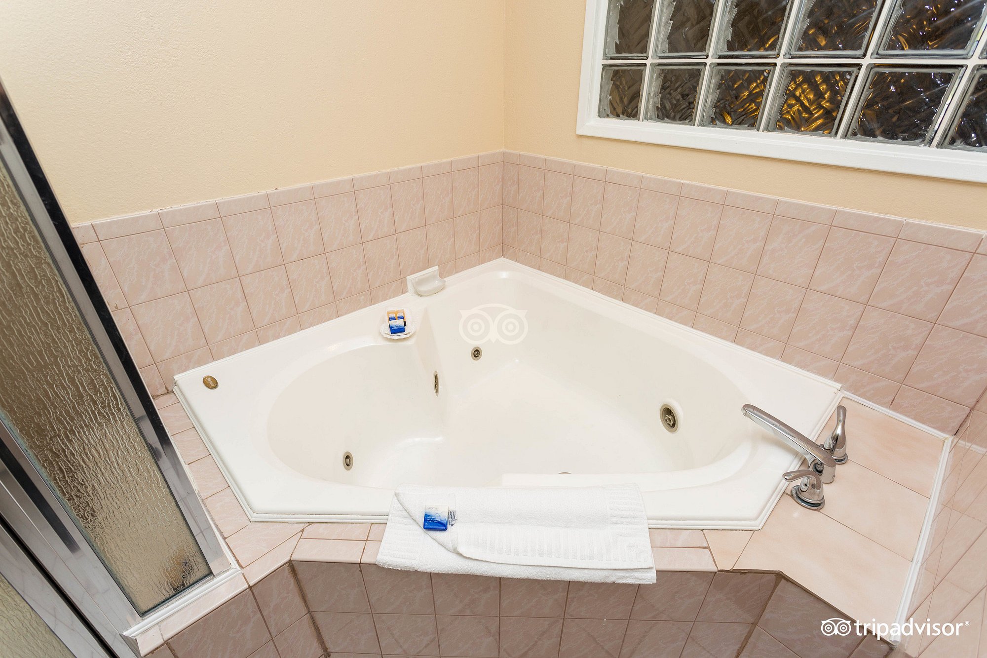 Best Western Surf City has jacuzzi suites