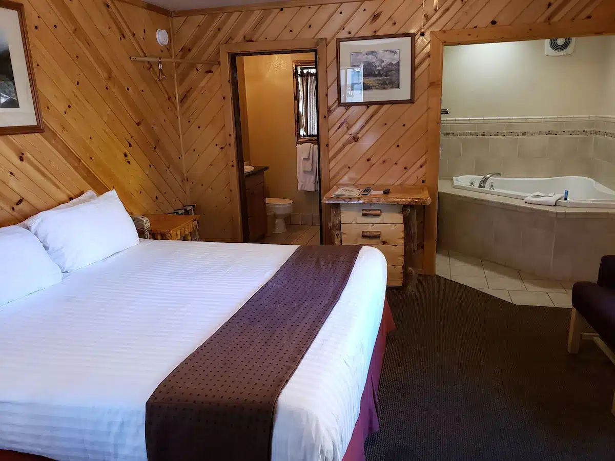 Big Bear Frontier has jacuzzi suites