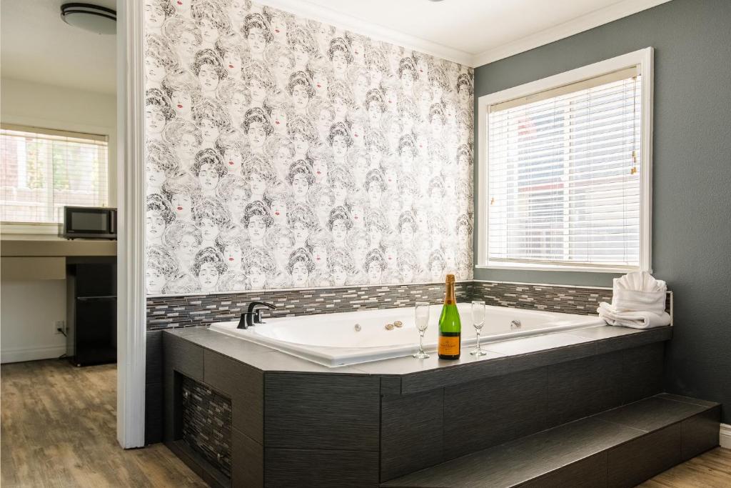 Big Bear Spa Suites has jacuzzi suites