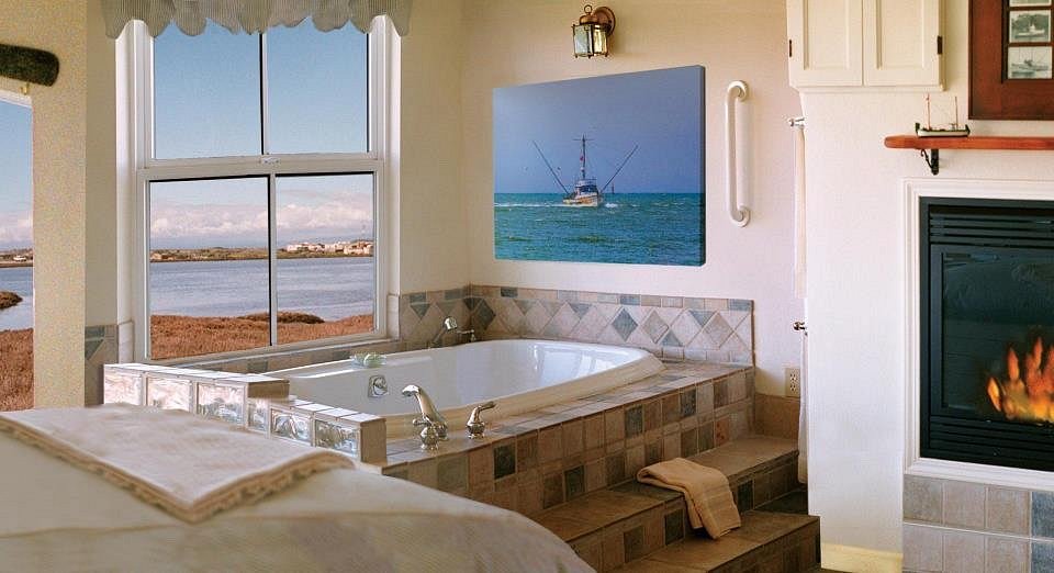 Captain’s Inn at Moss Landing has jacuzzi suites
