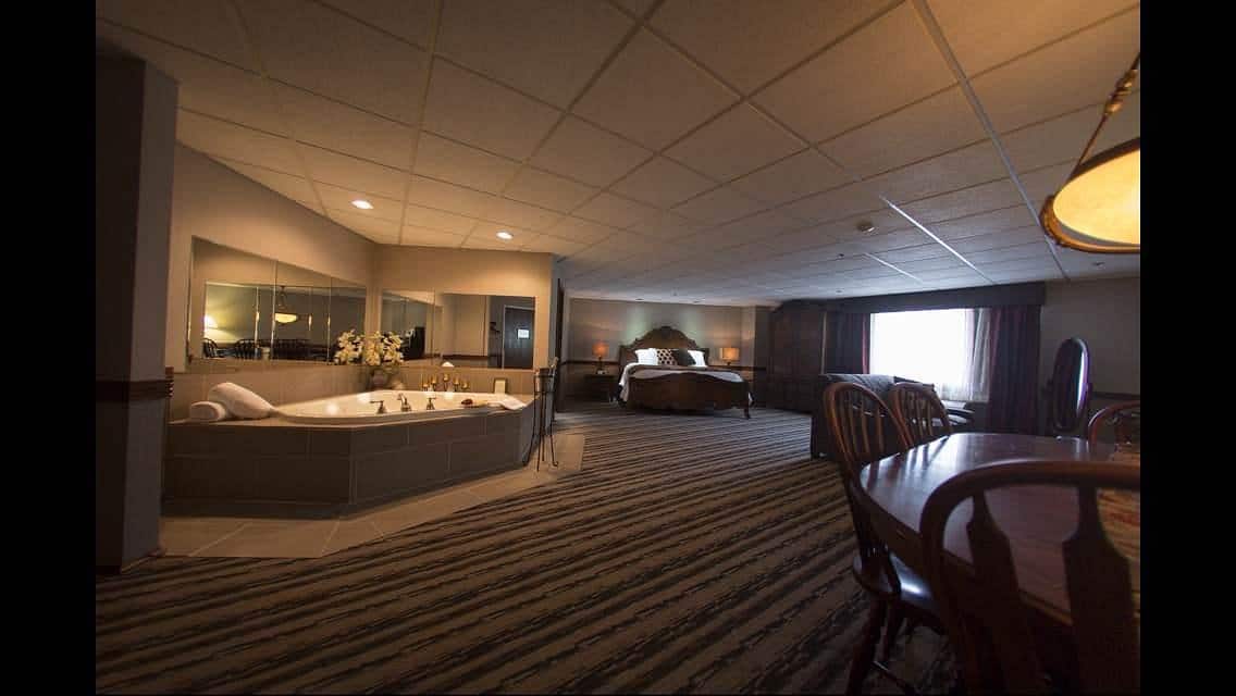 Colonial Hotel Gardner has jacuzzi suites